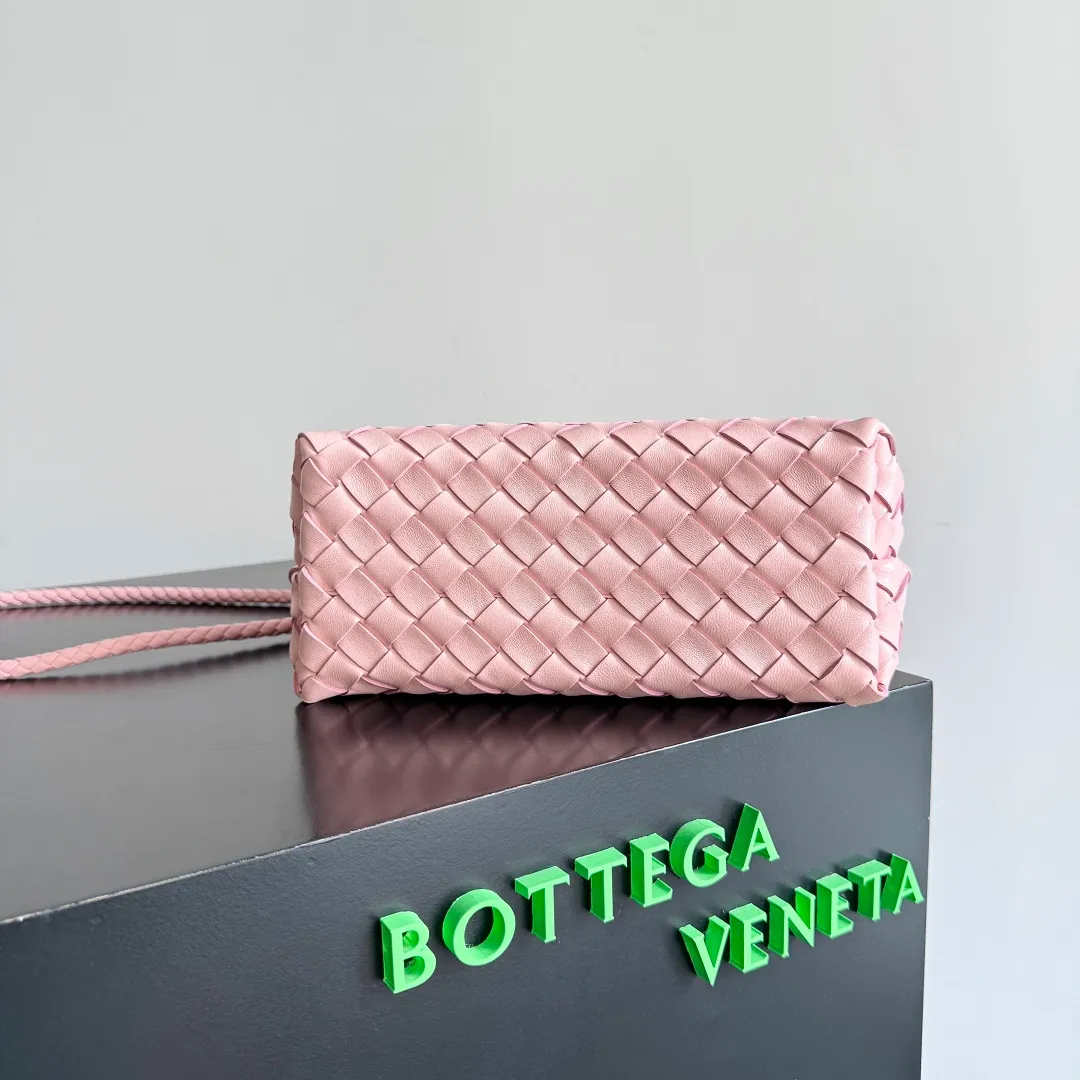 The 2023 new Andiamo batch of 1860 BV has been shipped‼ ️Really popular🔥The new Andiamo woven handbag launched by Bottega Veneta this season is really popular all over the world! ! Celebrities at home and abroad have worn it, and Oscar-winning actress Michelle Yeoh has taken it out on the street. Song Jia, Trai Yara, Yu Feihong, Sanji Ayaka, Rosie Hunting-Whiteley, Yoshioka Riho, etc. have all picked up this bag. It is classic and versatile, showing off its temperament, and the bag capacity is also large, which is very convenient for daily commuting! ! A variety of carrying methods, the shoulder straps can be adjusted by yourself, the original lambskin feels soft and delicate, and the unisex style breaks gender boundaries and brings a more practical and longer-lasting use experience. Andiamo, which has both elegant and casual styles, perfectly interprets the true appearance of "fashionable old money style". Style number: 743568 Size: 25*22*10.5cm